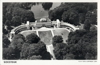 14139 Luchtfoto van Paleis Soestdijk met omringend park te Soestdijk (gemeente Baarn) uit het noordoosten.